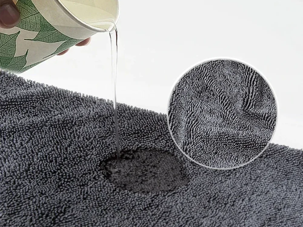 De l'eau versée sur la face bouclée, aussitôt bue